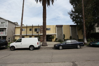 7044 Alabama in Canoga Park, CA - Foto de edificio - Building Photo