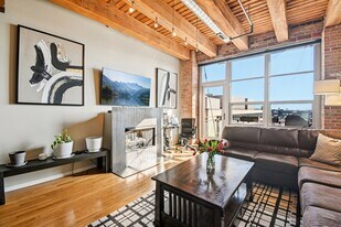 333 S Desplaines St, Unit 512 in Chicago, IL - Building Photo