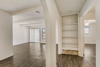 Oaks Apartments in Austin, TX - Foto de edificio - Building Photo
