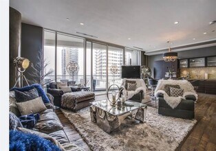 2408 Victory Park Ln in Dallas, TX - Building Photo - Building Photo