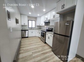 Ramblewood Apartments in Naugatuck, CT - Building Photo