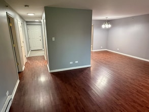 1505 S Canford Cliffs Dr in Mount Prospect, IL - Building Photo - Building Photo