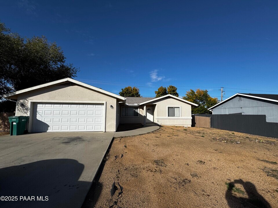 8330 E Manley Dr in Prescott Valley, AZ - Building Photo