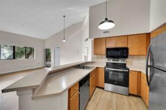 2445 SW 18th Ter, Unit 605 in Fort Lauderdale, FL - Foto de edificio - Building Photo