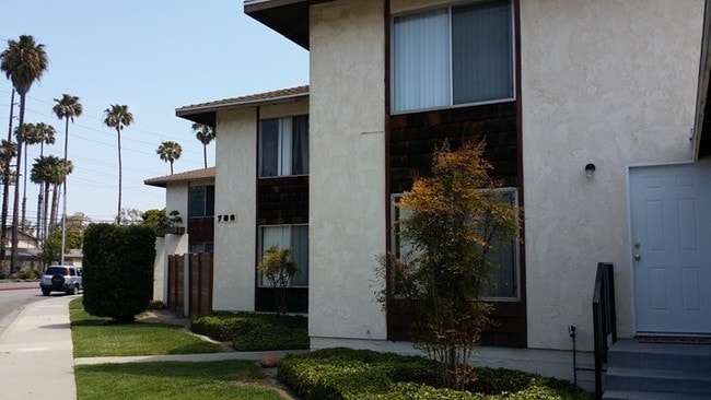 660-706 W Gonzales Rd in Oxnard, CA - Building Photo - Building Photo