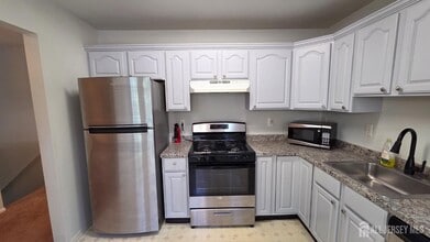 602 Cypress Ln in East Brunswick, NJ - Building Photo - Building Photo