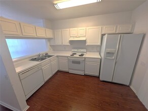 2327 Lake Woodberry Cir in Brandon, FL - Building Photo - Building Photo