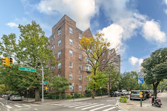 Saxony Towers in Jackson Heights, NY - Foto de edificio - Building Photo