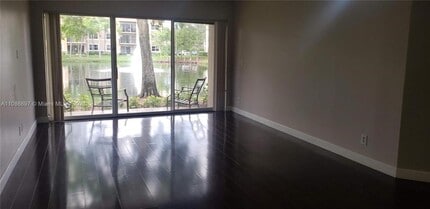 8977 Wiles Rd in Coral Springs, FL - Foto de edificio - Building Photo