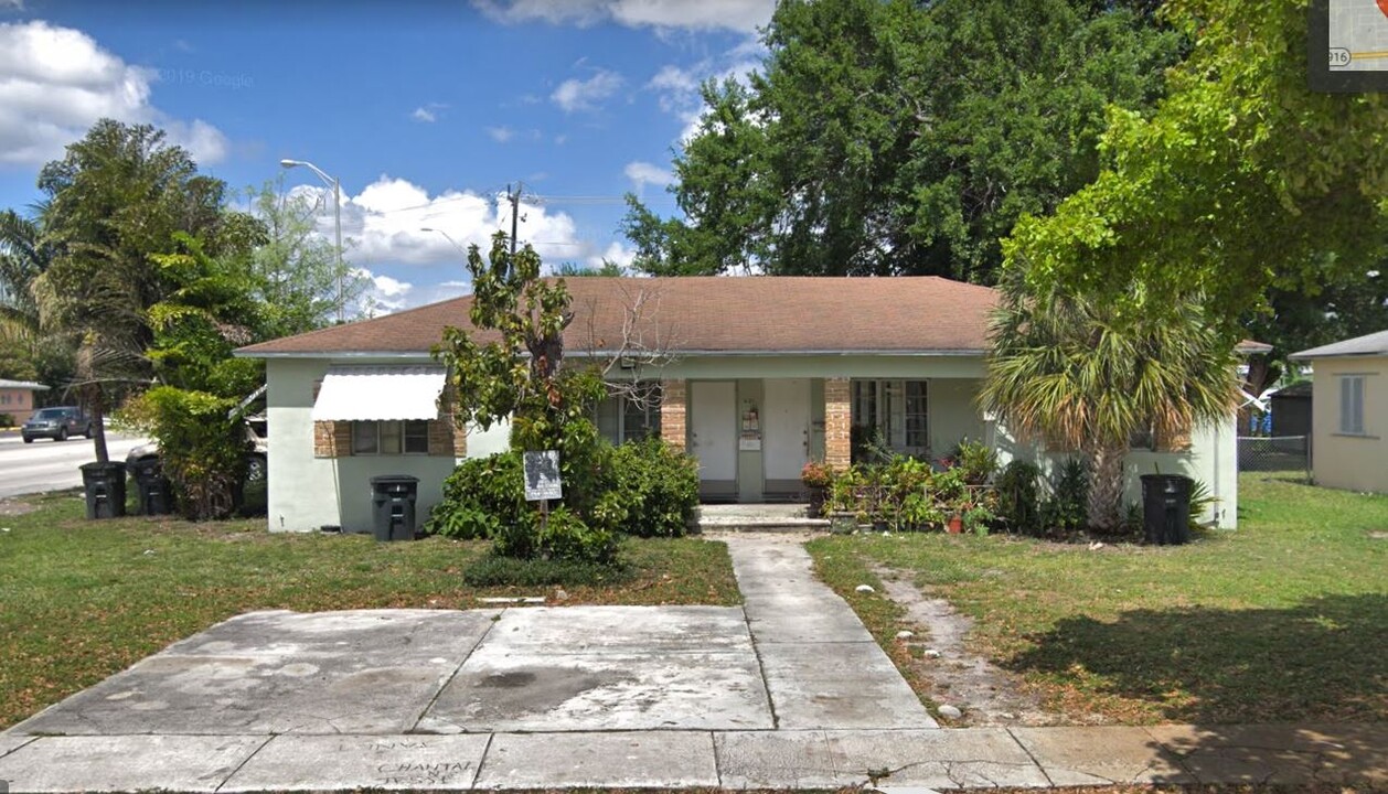 601 Ne 138th St in North Miami, FL - Building Photo