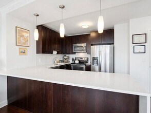 1460 N Sandburg Terrace, Unit 2805A in Chicago, IL - Building Photo - Building Photo