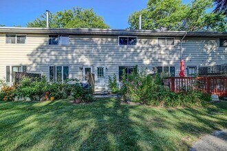 136 N Lakewood Gardens Ln, Unit 136 in Madison, WI - Foto de edificio - Building Photo