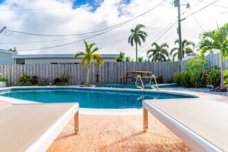 730 N 72nd Terrace in Hollywood, FL - Building Photo - Building Photo