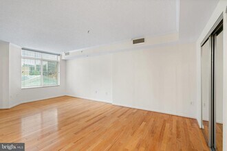 3101 N Hampton Dr in Alexandria, VA - Building Photo - Building Photo