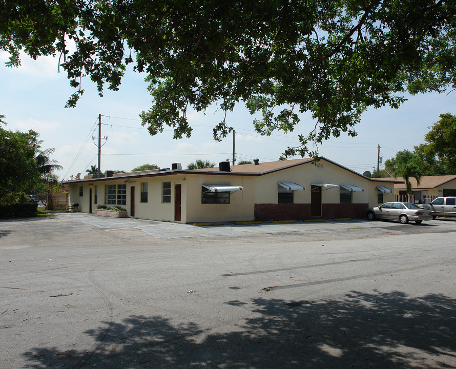 3900-3910 SW 51st St in Fort Lauderdale, FL - Building Photo