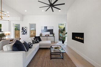 1913 Fairlawn Ln in Austin, TX - Building Photo - Building Photo