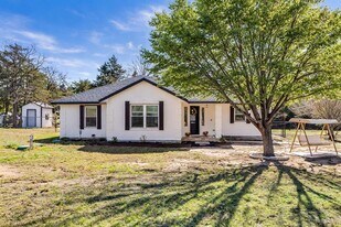137 W Oak Dr in Cedar Creek, TX - Building Photo