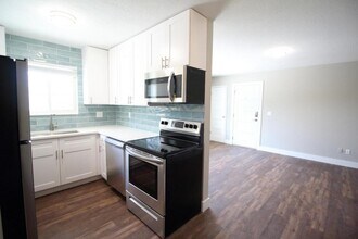 6020 Metcalf Ln in Overland Park, KS - Building Photo - Building Photo