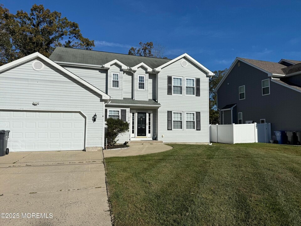 90 Atlantis Ave in Stafford Township, NJ - Building Photo