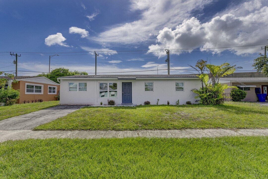 9188 Birmingham Dr in Palm Beach Gardens, FL - Building Photo