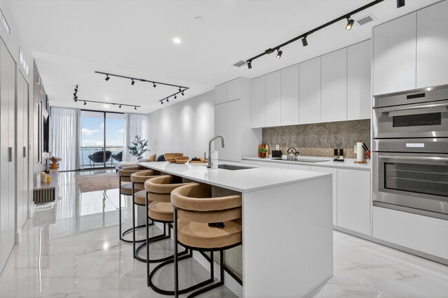 700 NE 23rd St in Miami, FL - Foto de edificio - Building Photo