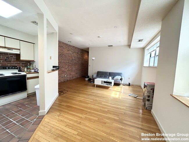 103 Gainsborough St, Unit 302 in Boston, MA - Building Photo - Building Photo