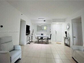 9805 NW 52nd St in Doral, FL - Foto de edificio - Building Photo