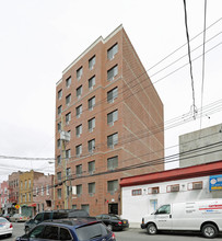 715 E 214th St in Bronx, NY - Building Photo - Building Photo