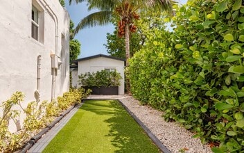 2230 NW 6th St, Unit C in Miami, FL - Building Photo - Building Photo