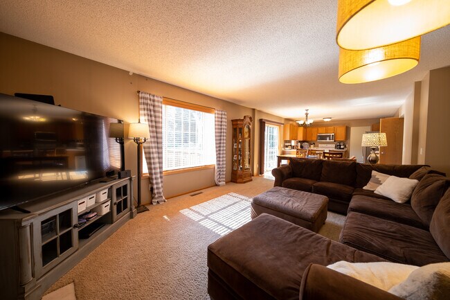 17473 Hayes Ave in Lakeville, MN - Building Photo - Building Photo