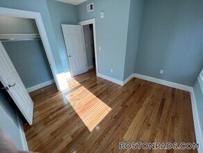 372 Oxford St, Unit 3 in Cambridge, MA - Building Photo - Building Photo