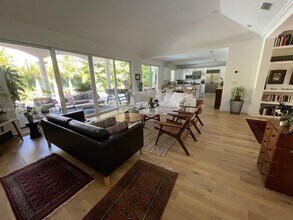678 Woodcrest Rd in Key Biscayne, FL - Foto de edificio - Building Photo