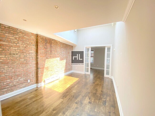 120 Christopher St in New York, NY - Building Photo - Building Photo
