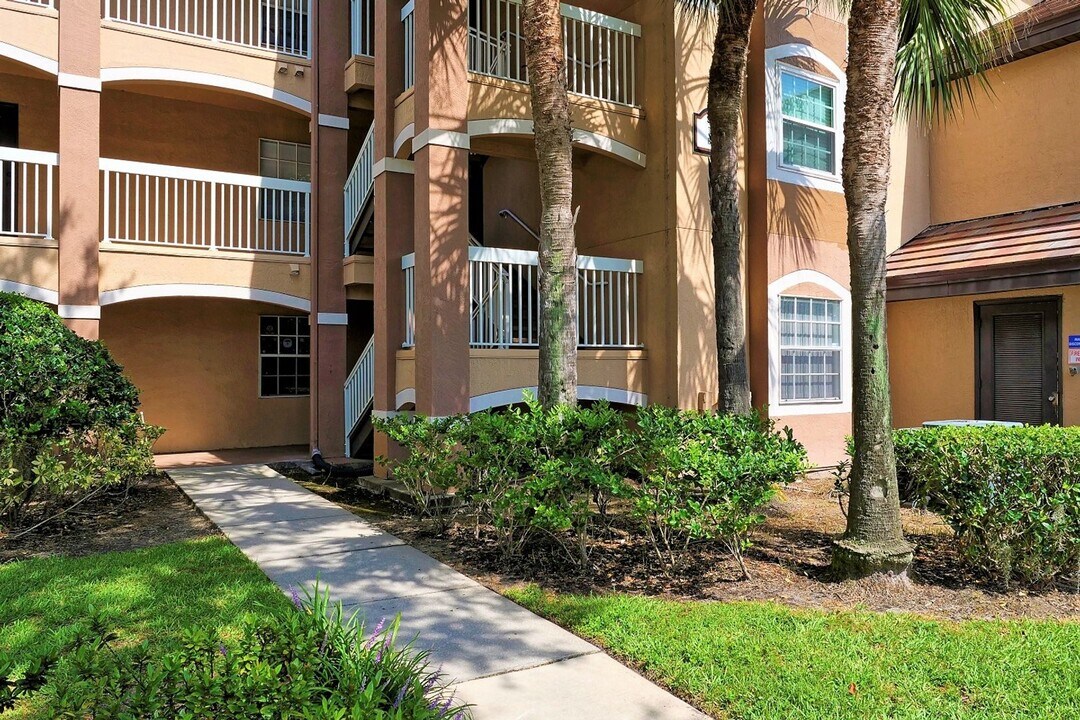 13827 Fairway Island Dr in Orlando, FL - Building Photo