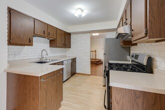 811 Cross Creek Ct in Roselle, IL - Building Photo - Building Photo