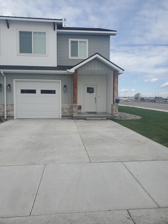 408 S 3rd W in Sugar City, ID - Building Photo