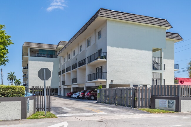Virginia Gardens Condominium in Virginia Gardens, FL - Foto de edificio - Building Photo