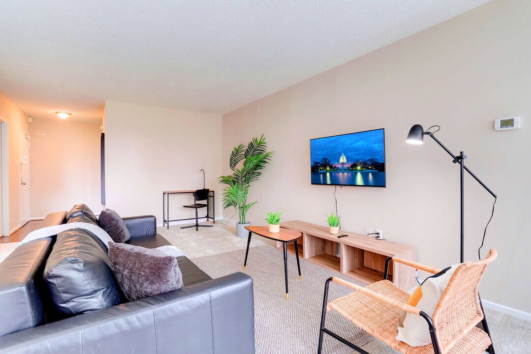 1201 S Bell St in Arlington, VA - Building Photo