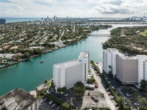 9101 E Bay Harbor Dr in Bay Harbor Islands, FL - Foto de edificio - Building Photo