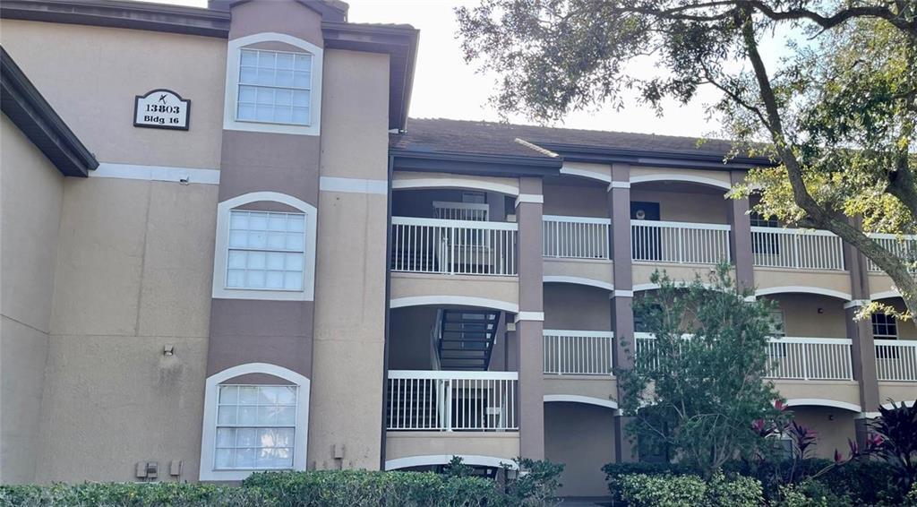 13803 Fairway Island Dr in Orlando, FL - Foto de edificio