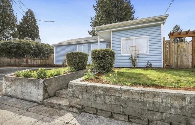 44 NE Lombard St in Portland, OR - Foto de edificio - Building Photo