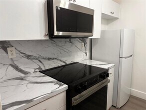 7231 Miami Lakes Dr in Miami Lakes, FL - Building Photo - Building Photo