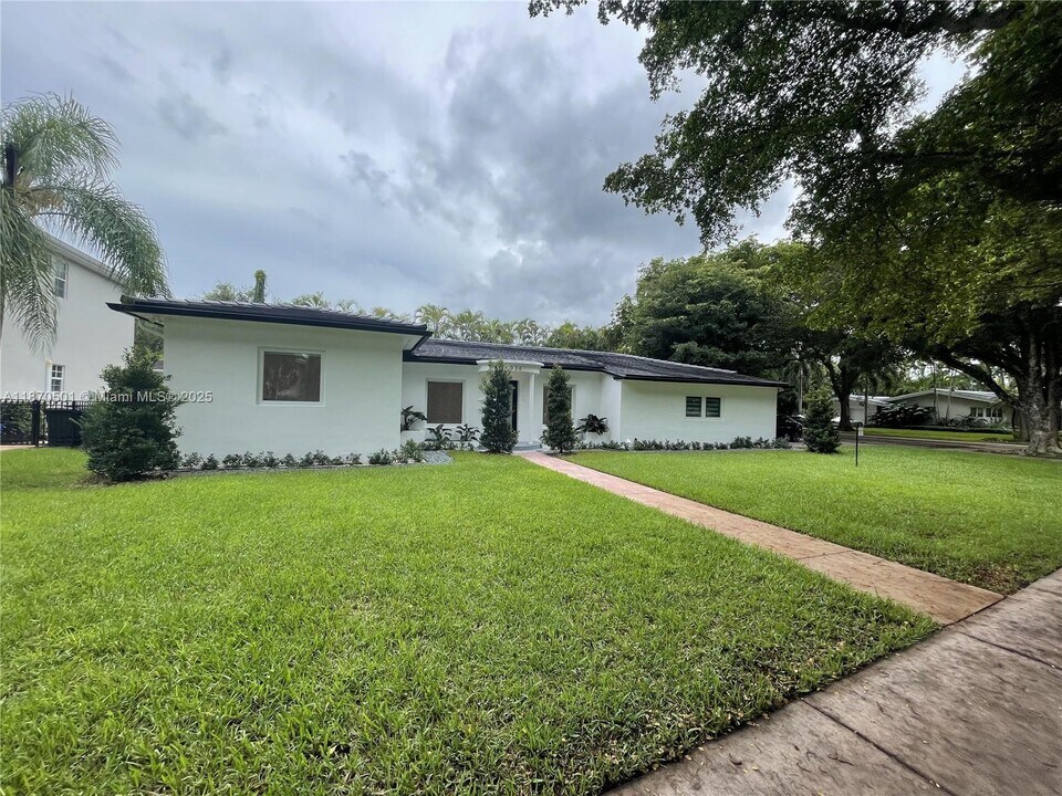 936 S Alhambra Cir in Coral Gables, FL - Building Photo