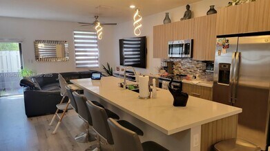 10455 NW 82nd St in Doral, FL - Foto de edificio - Building Photo