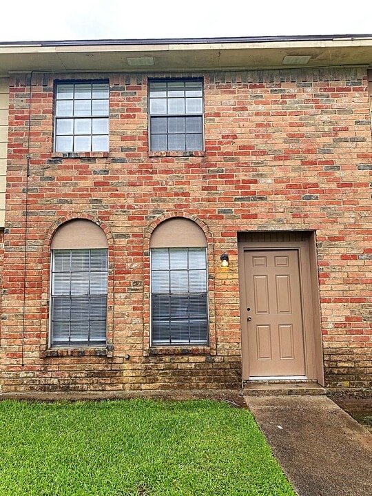 2700 N 16th St in Beaumont, TX - Building Photo