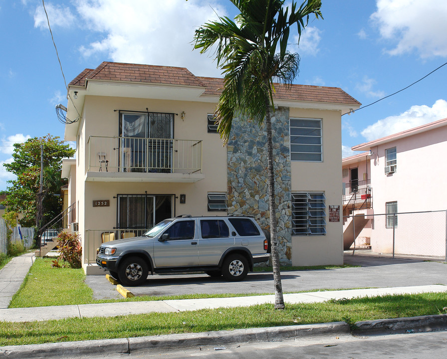 1252 NW 5th St in Miami, FL - Foto de edificio