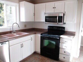 1120 Tamera Dr in Klamath Falls, OR - Building Photo - Building Photo