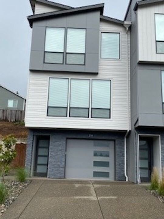 2345 N R St in Washougal, WA - Foto de edificio