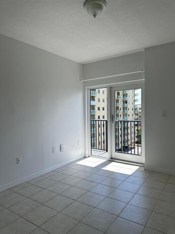 3410 Coral Way, Unit 804 in Miami, FL - Foto de edificio - Building Photo