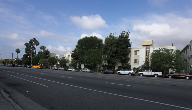 Excalibur Apartments in Van Nuys, CA - Building Photo - Building Photo